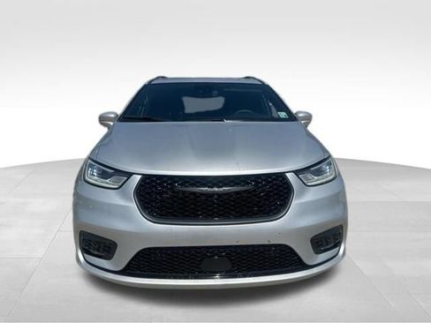 Used 2022 Chrysler Pacifica Touring-L w/ Uconnect Theater Family Group FWD image 17