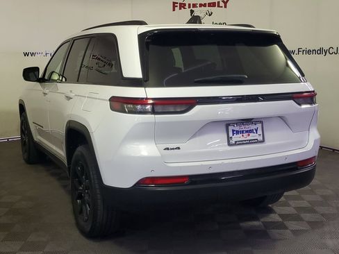 Used 2024 Jeep Grand Cherokee Altitude AWD/4WD image 4