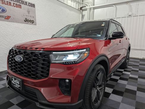 Used 2025 Ford Explorer ST-Line w/ Premium Package image 3
