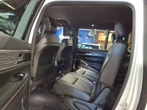 Used 2024 Jeep Wagoneer L Series II w/ Flexible Seating Group AWD/4WD image 17