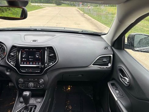 Used 2019 Jeep Cherokee Limited AWD/4WD image 32