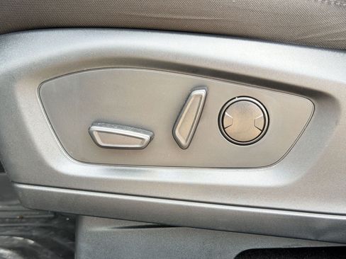 Used 2024 Ford Explorer XLT RWD image 14