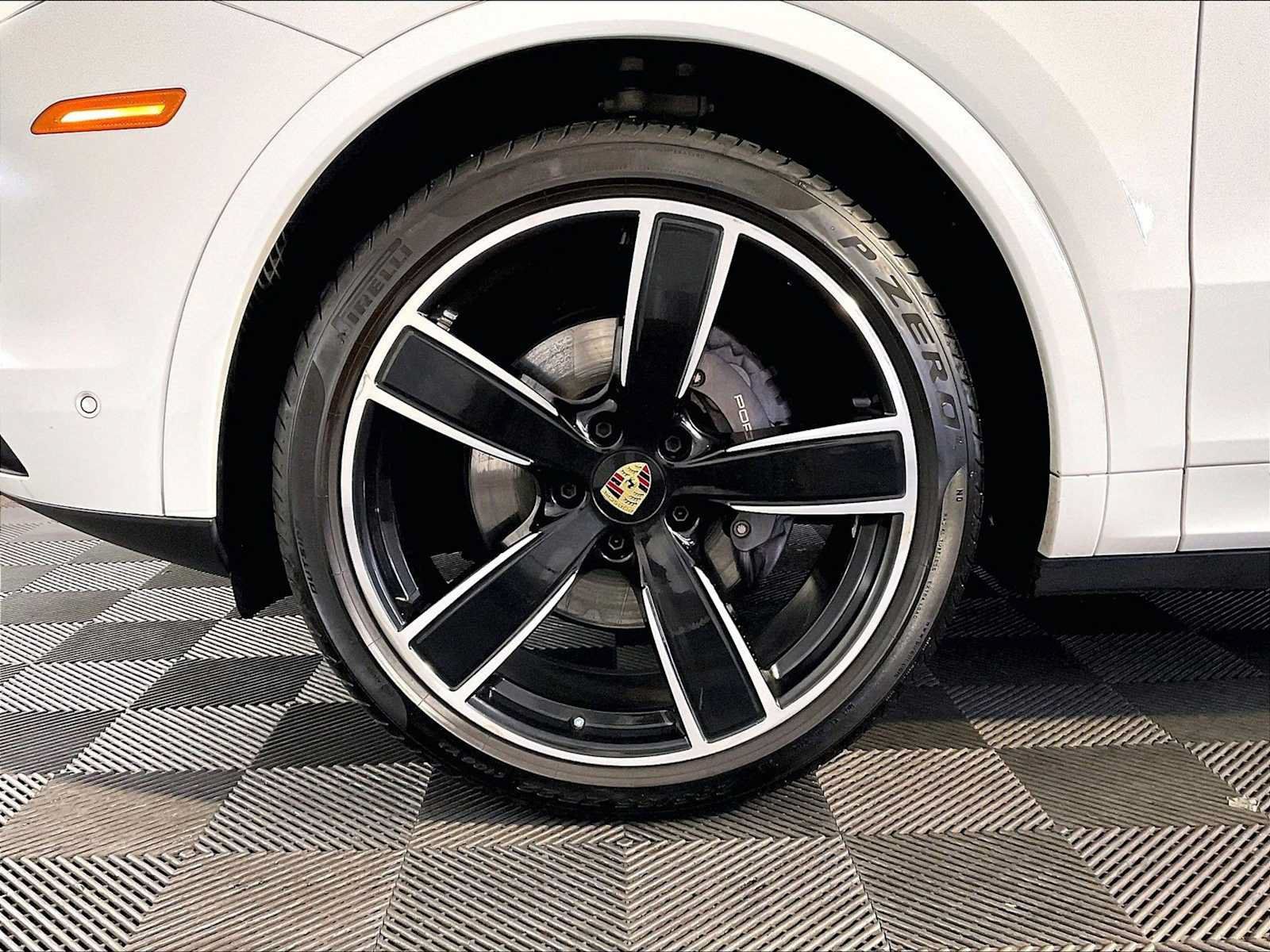 Certified 2023 Porsche Cayenne Platinum Edition AWD/4WD image 11