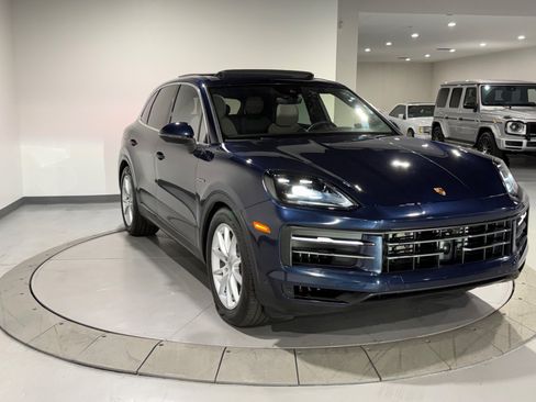 Used 2024 Porsche Cayenne AWD/4WD image 6