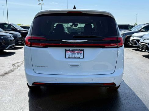 Used 2023 Chrysler Pacifica Touring-L FWD image 5