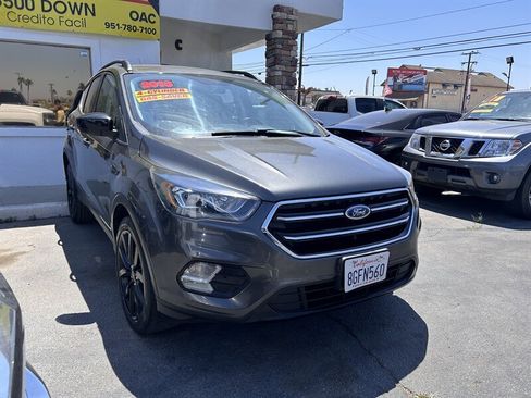Used 2018 Ford Escape SE w/ SE Sport Appearance Package FWD image 2