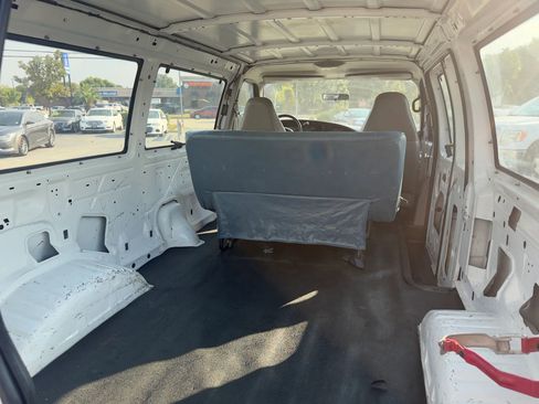 Used 2001 Ford E-150 and Econoline 150 image 11