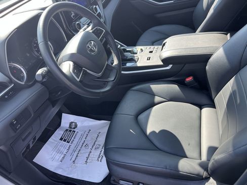 Used 2025 Toyota Highlander XLE AWD/4WD image 16