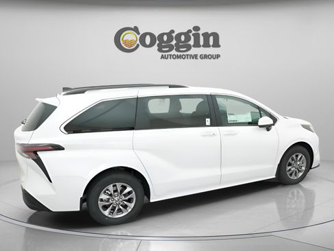 New 2026 Toyota Sienna XLE image 19