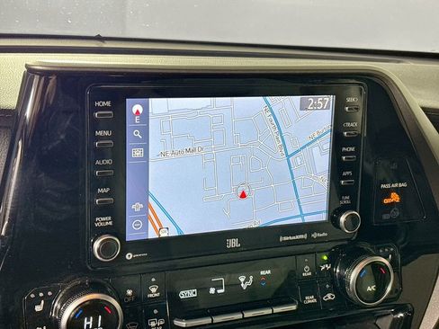 Used 2021 Toyota Highlander Limited image 16