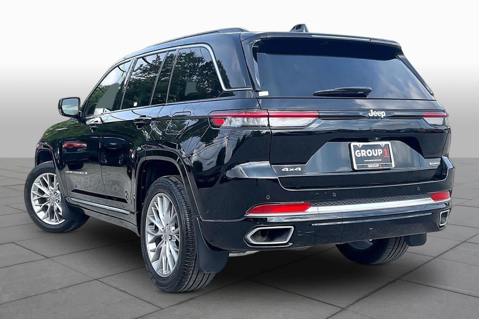 Used 2025 Jeep Grand Cherokee Summit w/ MOPAR Finishing Package AWD/4WD image 12