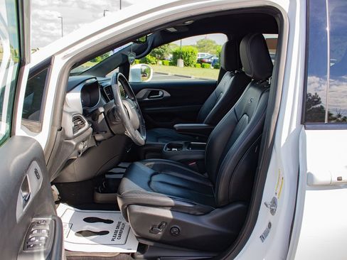 Used 2020 Chrysler Pacifica Touring-L Plus w/ S Appearance Package FWD image 12