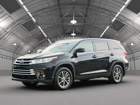 Used 2019 Toyota Highlander XLE w/ Preferred Accessory Package AWD/4WD image 3