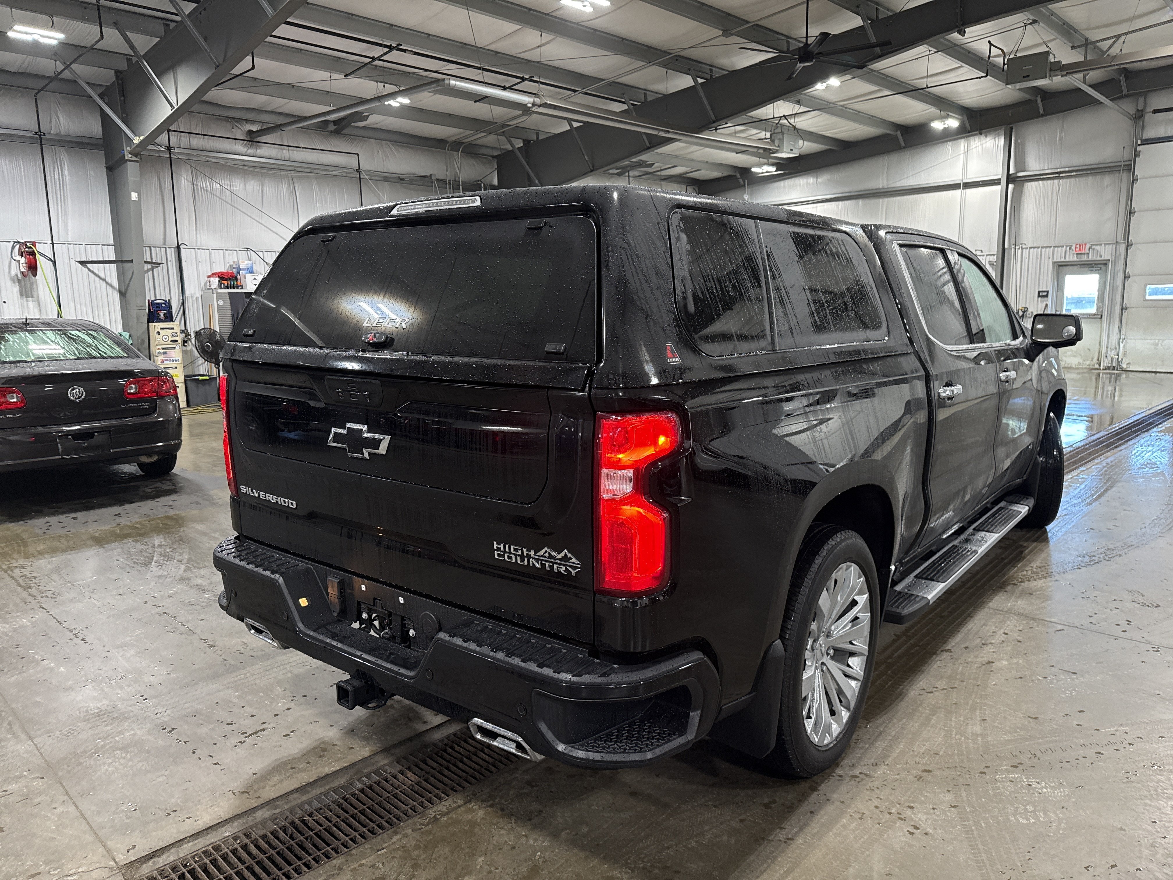 Used 2022 Chevrolet Silverado 1500 High Country w/ Technology Package AWD/4WD image 3