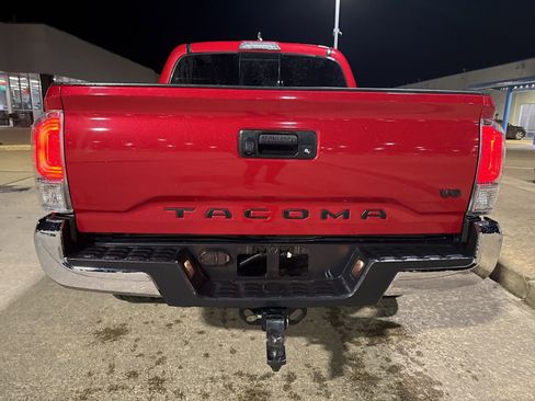 Used 2022 Toyota Tacoma TRD Off-Road image 4