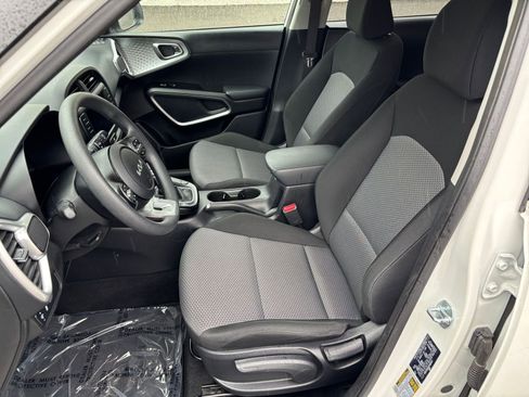 Used 2025 Kia Soul LX w/ LX Technology Package FWD image 35