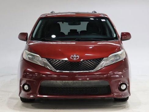 Used 2017 Toyota Sienna SE w/ SE Preferred Package FWD image 2
