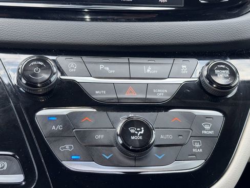 Used 2023 Chrysler Pacifica Touring-L FWD image 14
