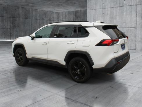 Used 2020 Toyota RAV4 XLE AWD/4WD image 3