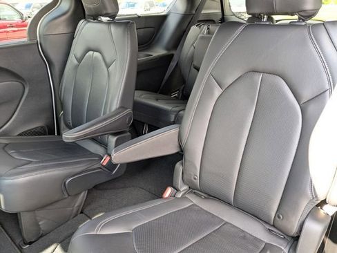 Used 2019 Chrysler Pacifica Touring-L w/ S Appearance Package FWD image 23