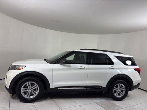 Used 2022 Ford Explorer XLT w/ Equipment Group 202A image 2