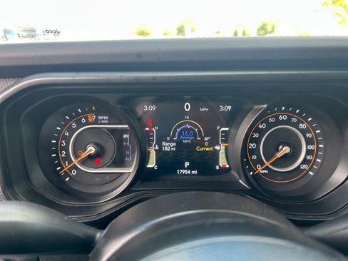 Used 2025 Jeep Gladiator Mojave w/ Convenience Group AWD/4WD image 10