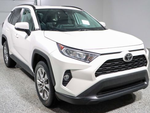 Used 2021 Toyota RAV4 XLE Premium image 5