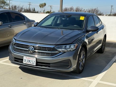 Used 2024 Volkswagen Jetta SE w/ Panoramic Sunroof Package image 5