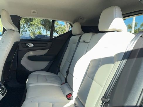 Certified 2022 Volvo XC40 T5 Momentum w/ Premium Package image 16