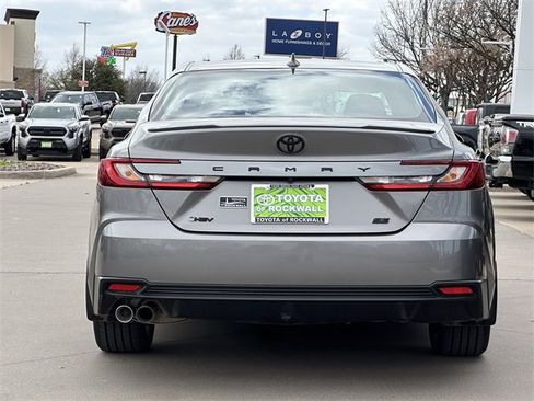 Used 2025 Toyota Camry SE image 4