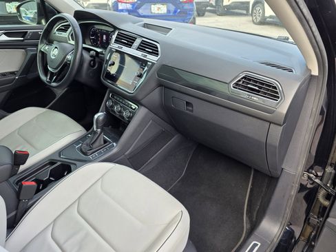 Used 2018 Volkswagen Tiguan SEL Premium image 12