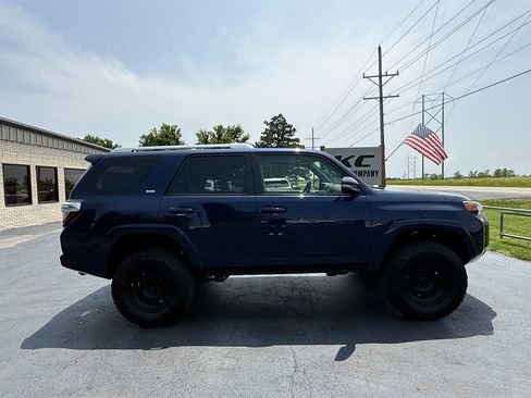 Used 2017 Toyota 4Runner SR5 Premium AWD/4WD image 5