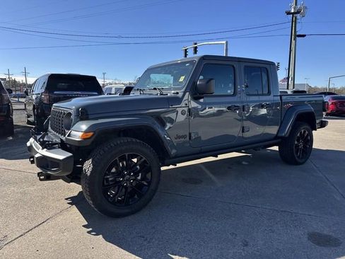 Used 2025 Jeep Gladiator Sport image 3