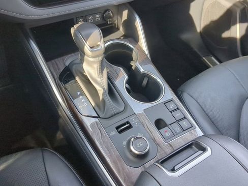 Certified 2025 Toyota Highlander Platinum image 15