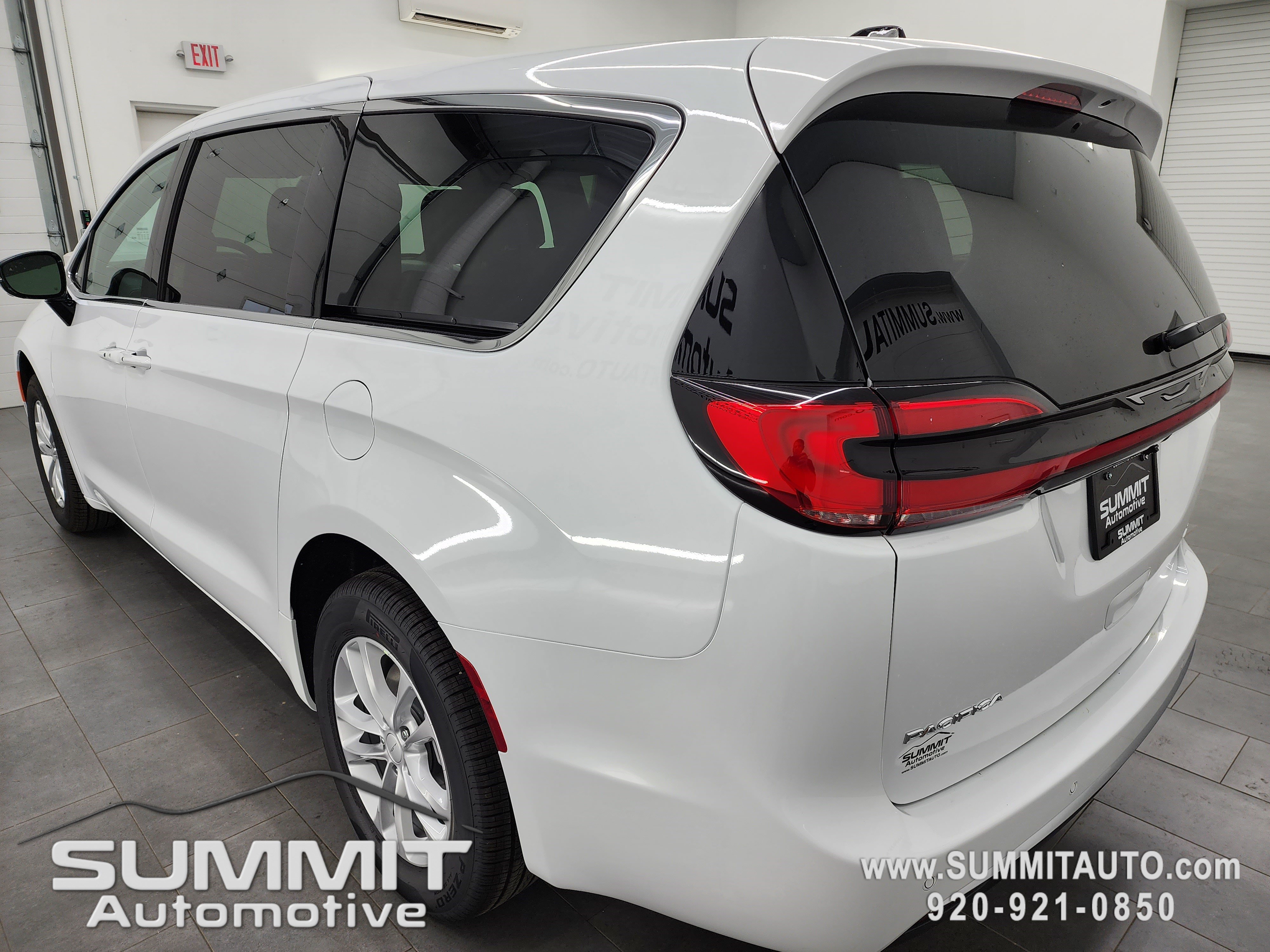 New 2027 Chrysler Pacifica Select w/ Family Tech Group AWD/4WD image 6