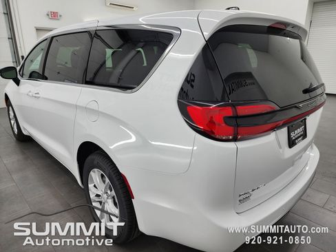 New 2027 Chrysler Pacifica Select AWD/4WD image 6