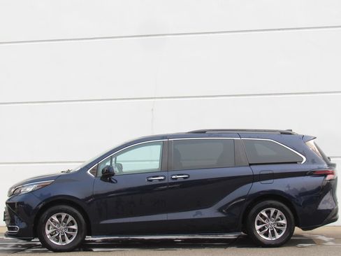 Used 2023 Toyota Sienna XLE w/ XLE Plus Package AWD/4WD image 4