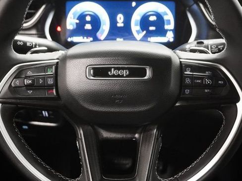 Used 2025 Jeep Grand Cherokee L Laredo AWD/4WD image 17