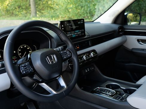 Certified 2025 Honda Pilot Touring image 16