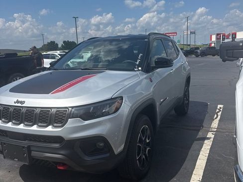 Used 2025 Jeep Compass Trailhawk AWD/4WD image 1