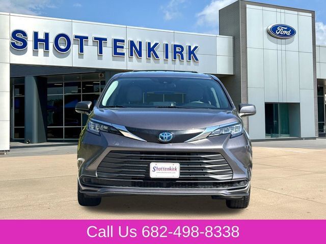 Used 2023 Toyota Sienna LE FWD image 2