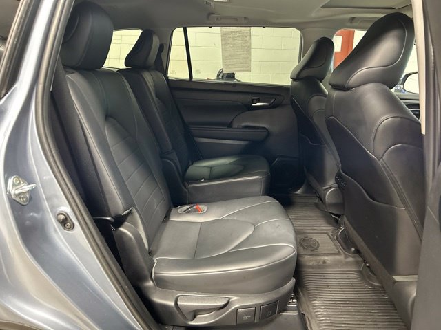 Used 2020 Toyota Highlander XLE AWD/4WD image 16