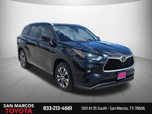 Used 2022 Toyota Highlander XLE FWD image 3