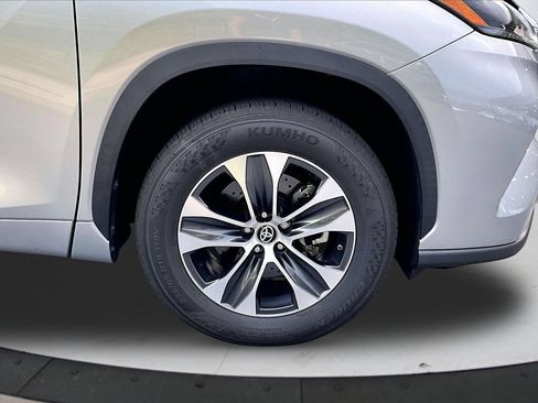 Used 2021 Toyota Highlander XLE FWD image 34