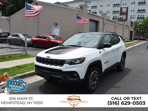 Used 2025 Jeep Compass Trailhawk AWD/4WD image 3