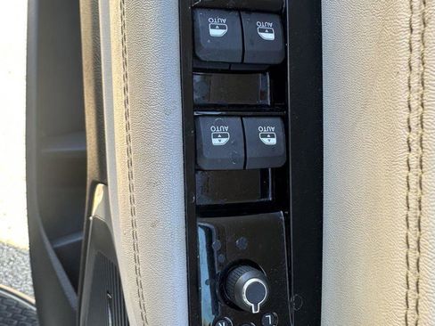 Used 2024 Jeep Wagoneer L Series II image 11