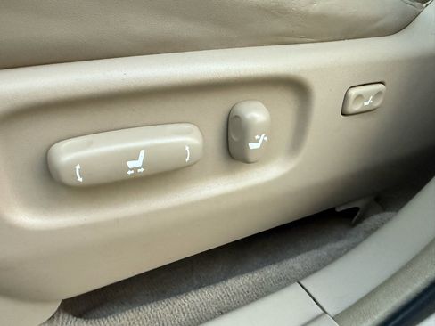 Used 2005 Toyota Highlander 4WD V6 w/ 3rd Row image 35