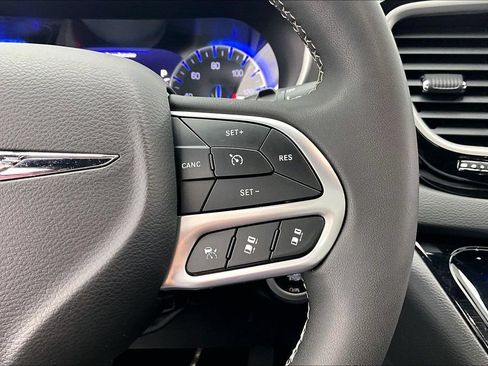 Used 2025 Chrysler Pacifica Select FWD image 19
