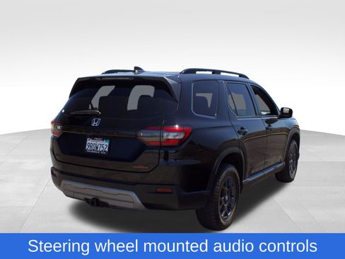 Used 2025 Honda Pilot TrailSport image 7