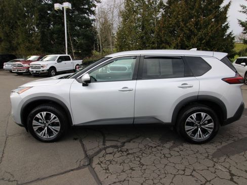 Used 2021 Nissan Rogue SV image 2